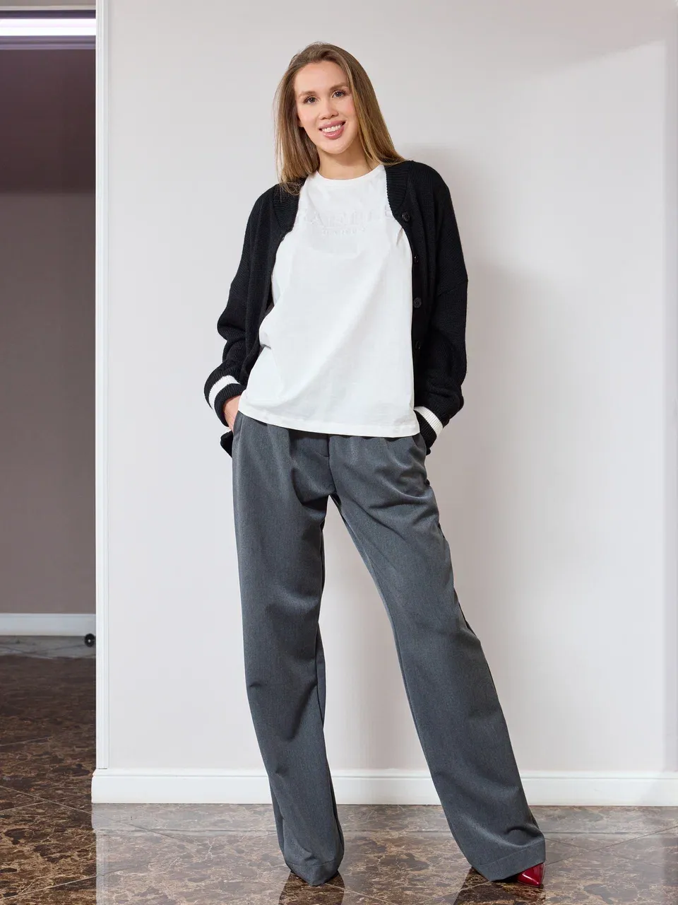 Брюки на резинке с логотипом бренда