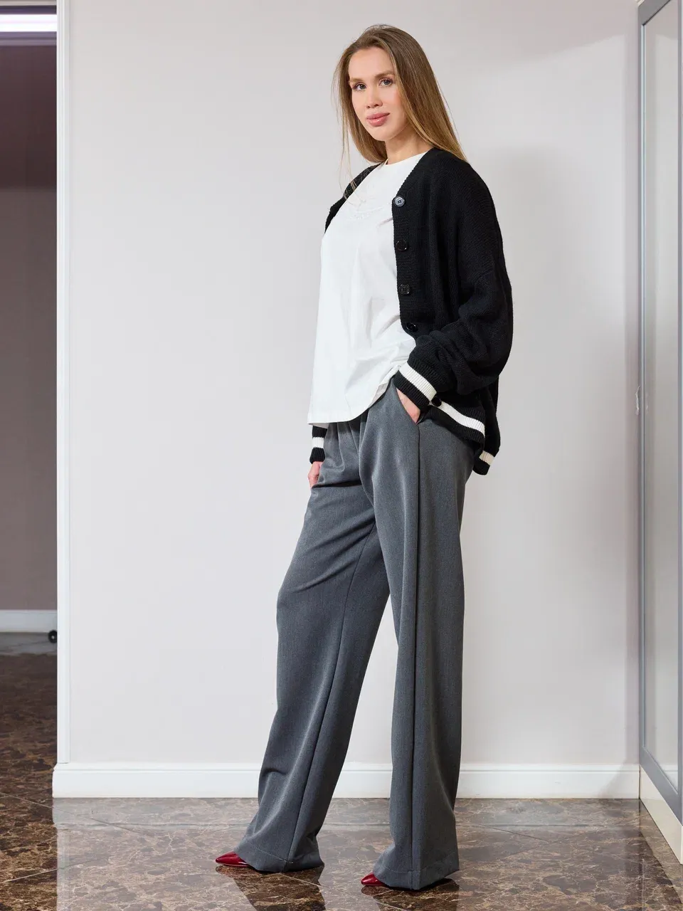 Брюки на резинке с логотипом бренда