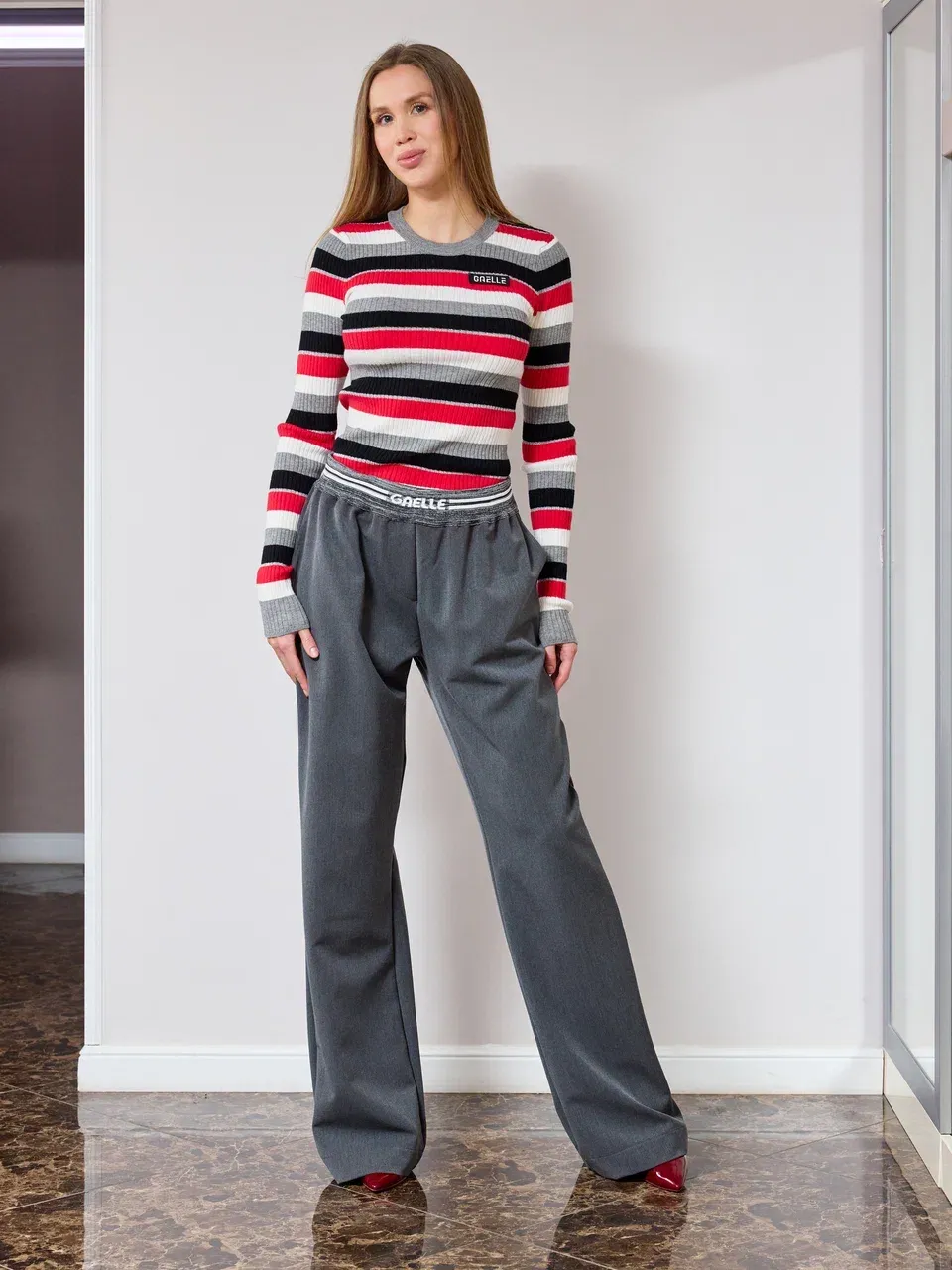 Брюки на резинке с логотипом бренда