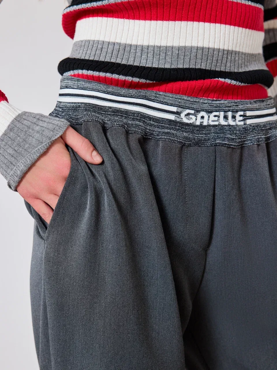 Брюки на резинке с логотипом бренда