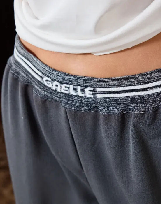 Брюки на резинке с логотипом бренда