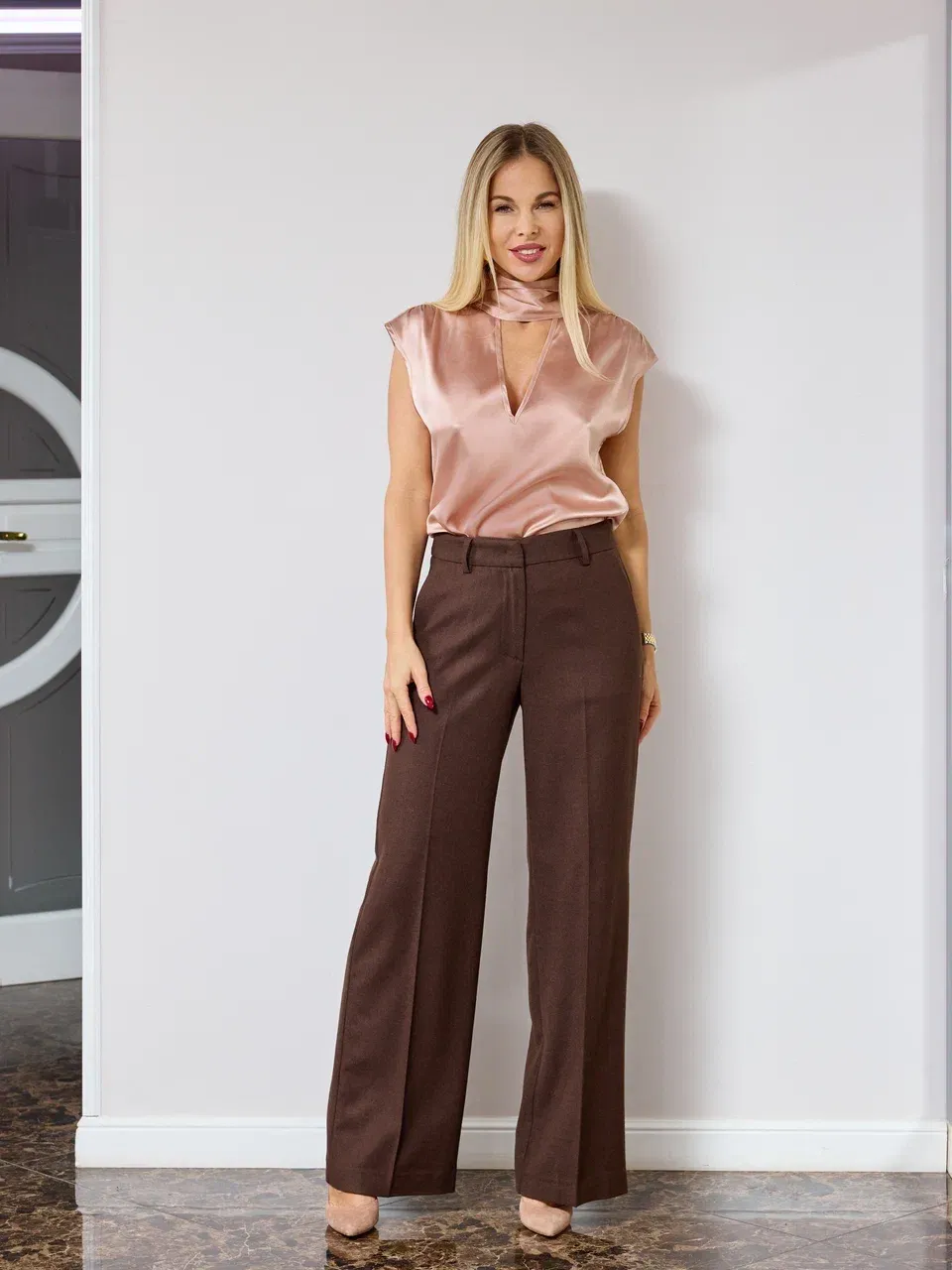 Блуза с драпированной стойкой и V образным вырезом на груди