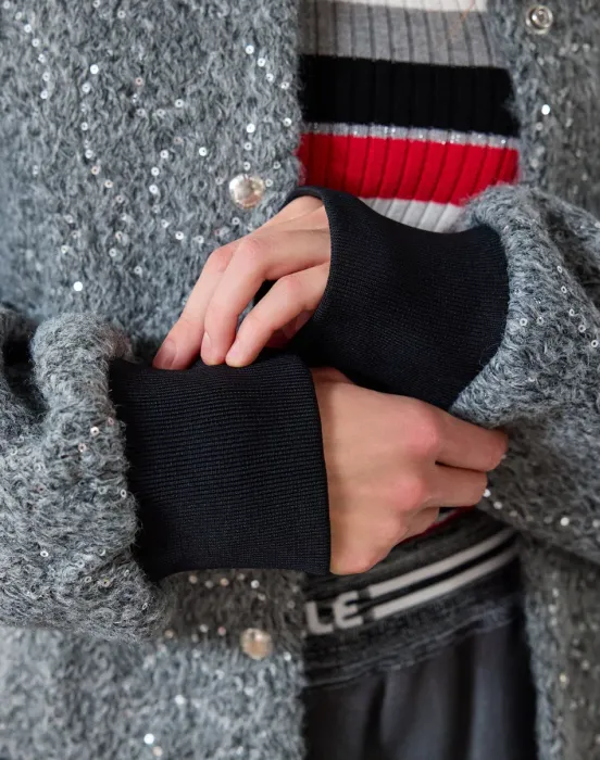 Бомбер с пайетками - фото - 3