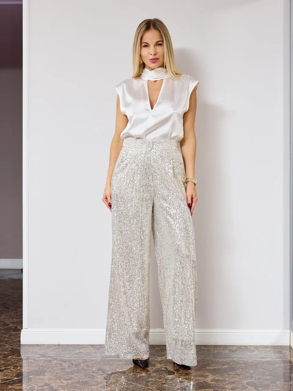 Блуза с драпированной стойкой и V образным вырезом на груди