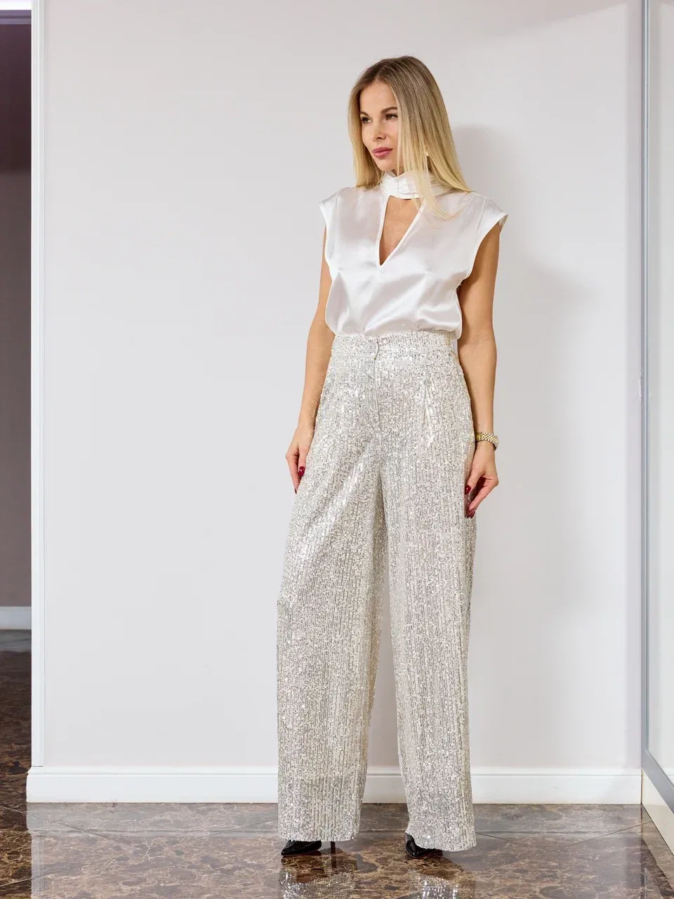 Блуза с драпированной стойкой и V образным вырезом на груди