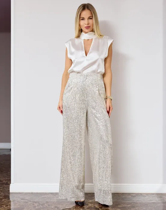 Блуза с драпированной стойкой и V образным вырезом на груди