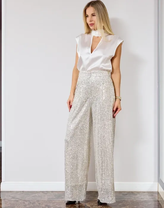 Блуза с драпированной стойкой и V образным вырезом на груди