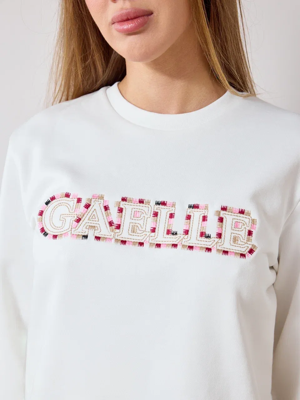 Свитшот с логотипом бренда, вышитые буквы