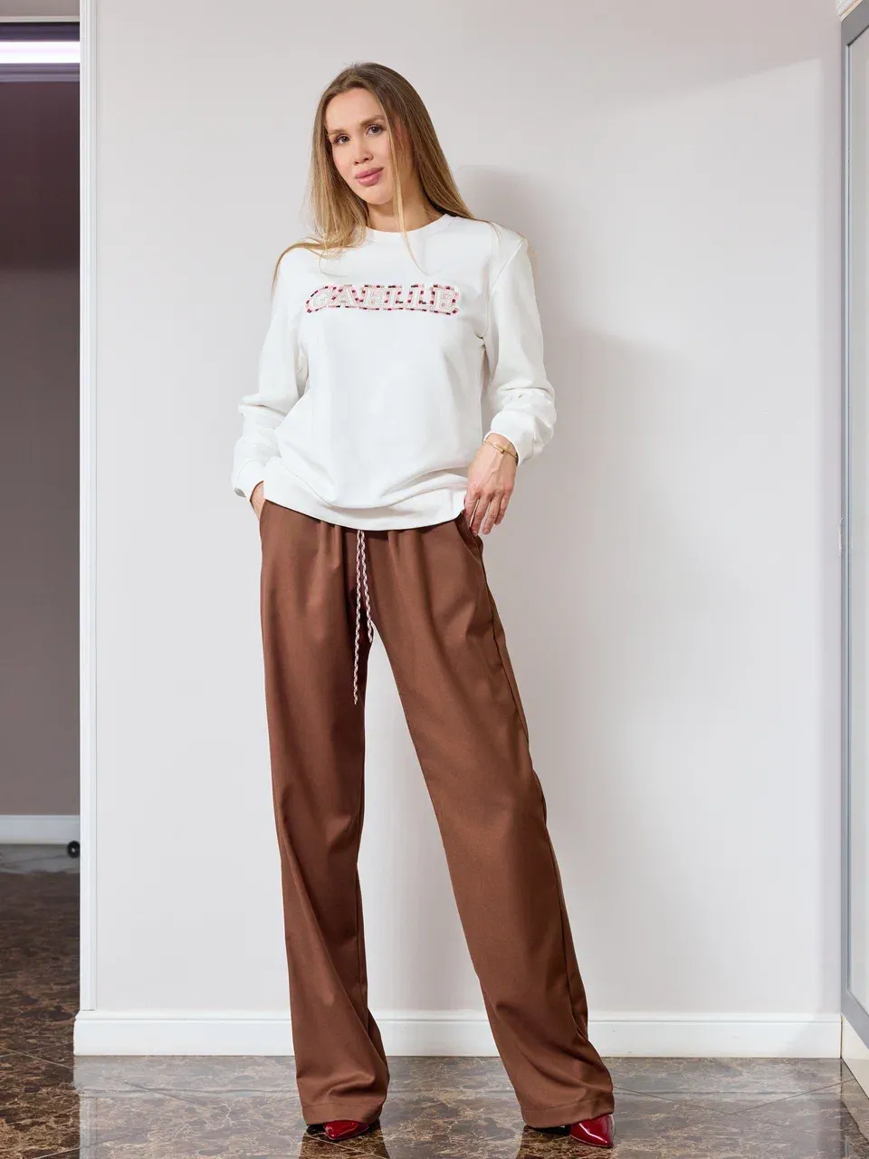 Свитшот с логотипом бренда, вышитые буквы