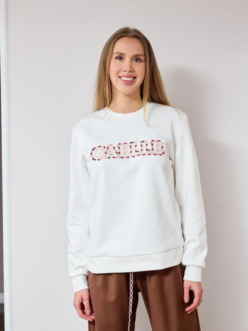 Свитшот с логотипом бренда, вышитые буквы