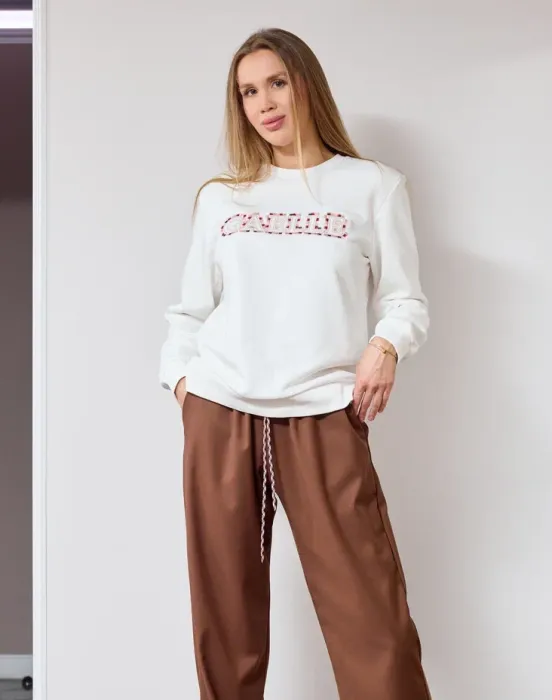 Свитшот с логотипом бренда, вышитые буквы