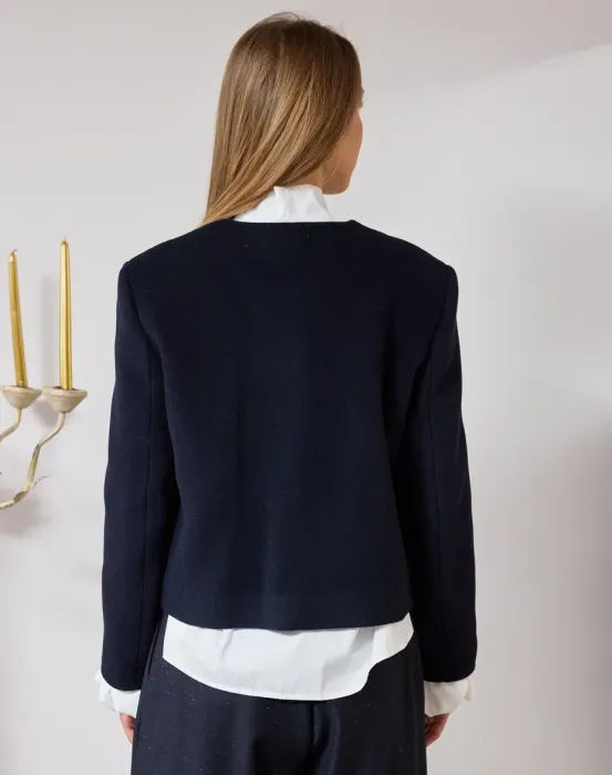 Жакет с вшитыми драпированными рукавами на пуговицах