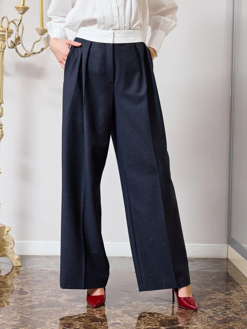 Брюки с бельевым поясом в темно-синем цвете с мелкими вкраплениями