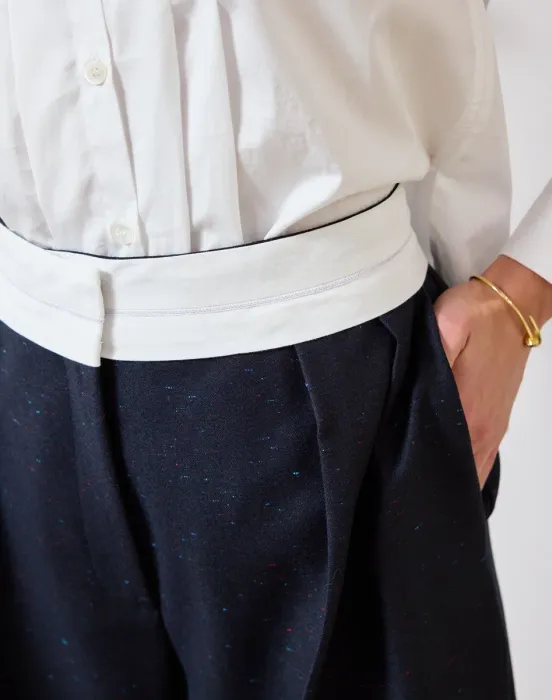 Брюки с бельевым поясом в темно-синем цвете с мелкими вкраплениями