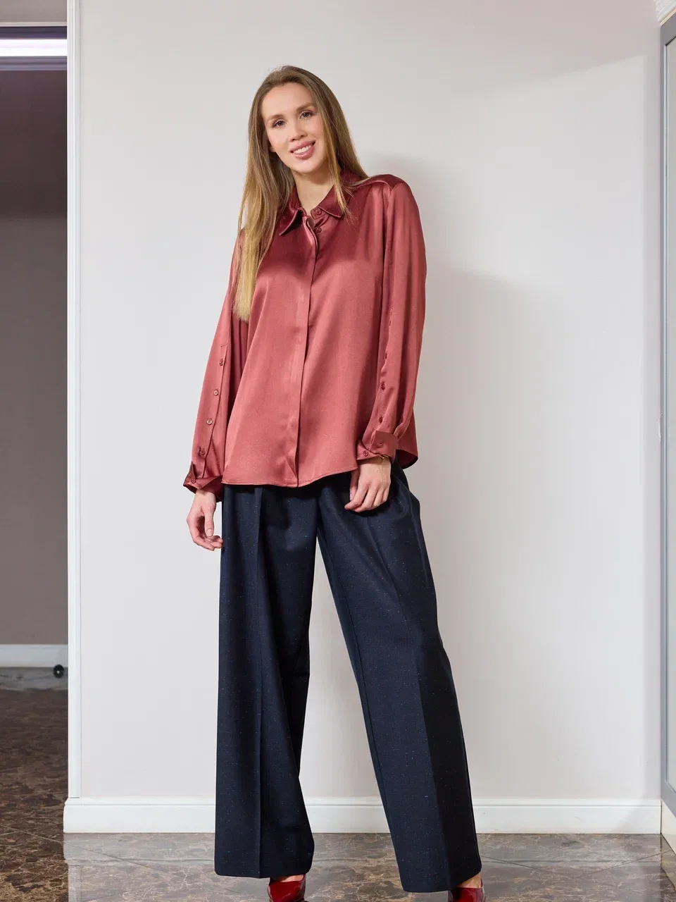 Брюки с бельевым поясом в темно-синем цвете с мелкими вкраплениями