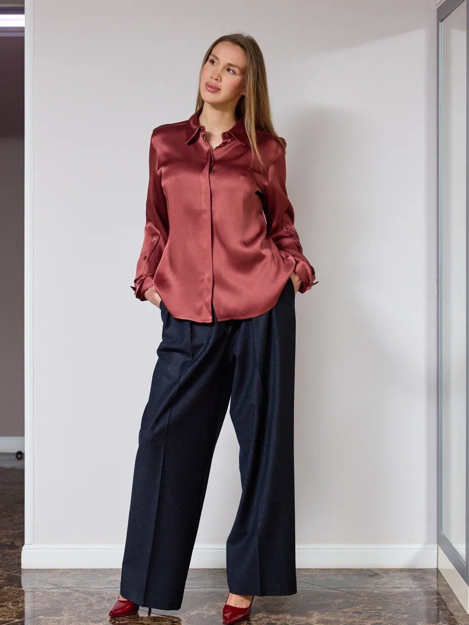 Брюки с бельевым поясом в темно-синем цвете с мелкими вкраплениями