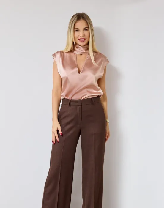 Блуза с драпированной стойкой и V образным вырезом на груди