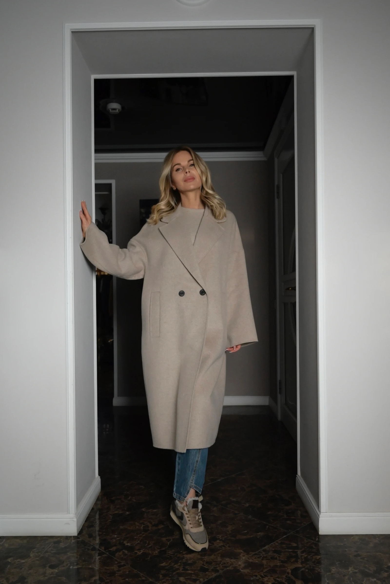 Пальто на двух пуговицах в форме бочонка