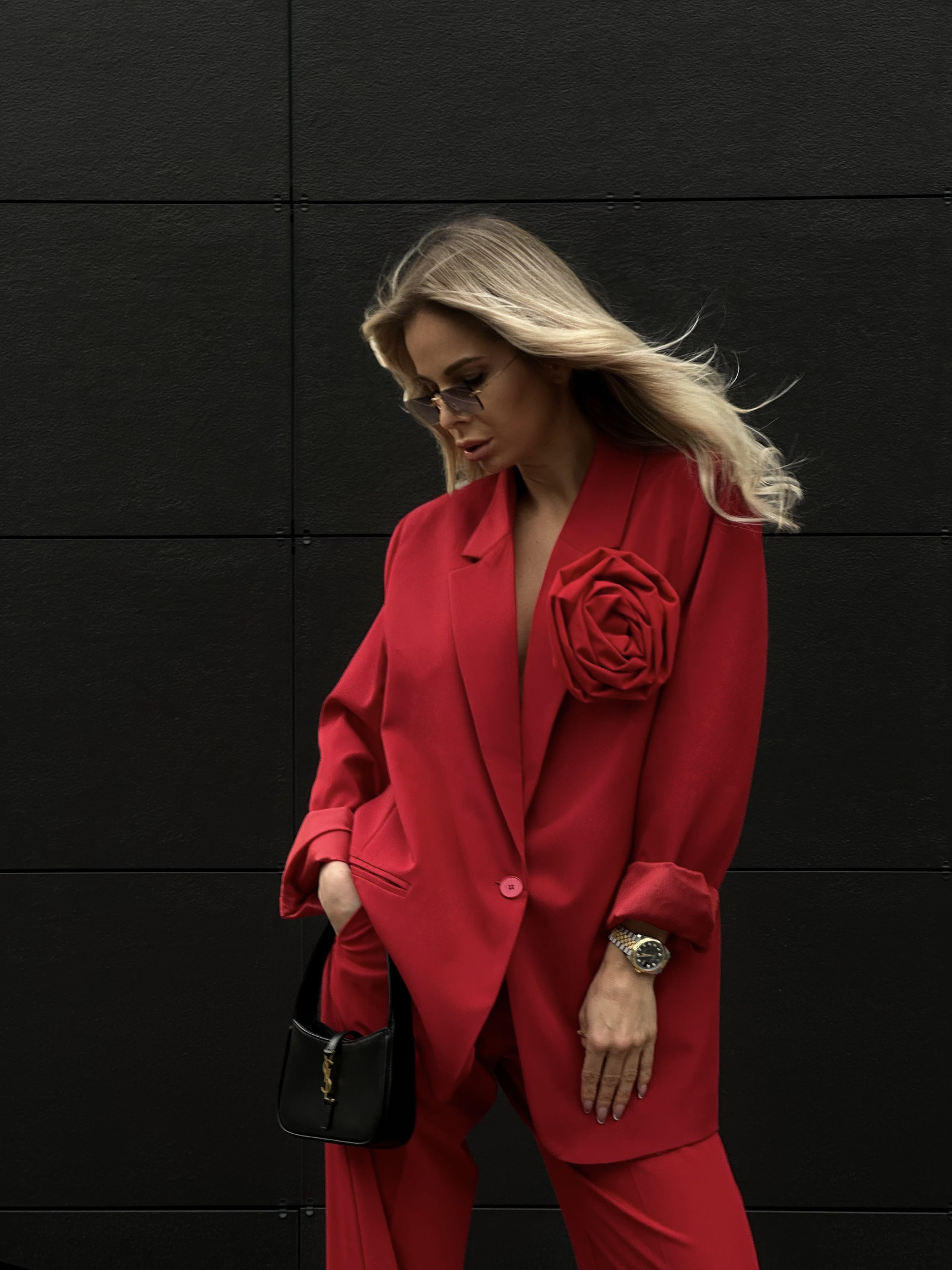 Пиджак с ярким акцентным цветком