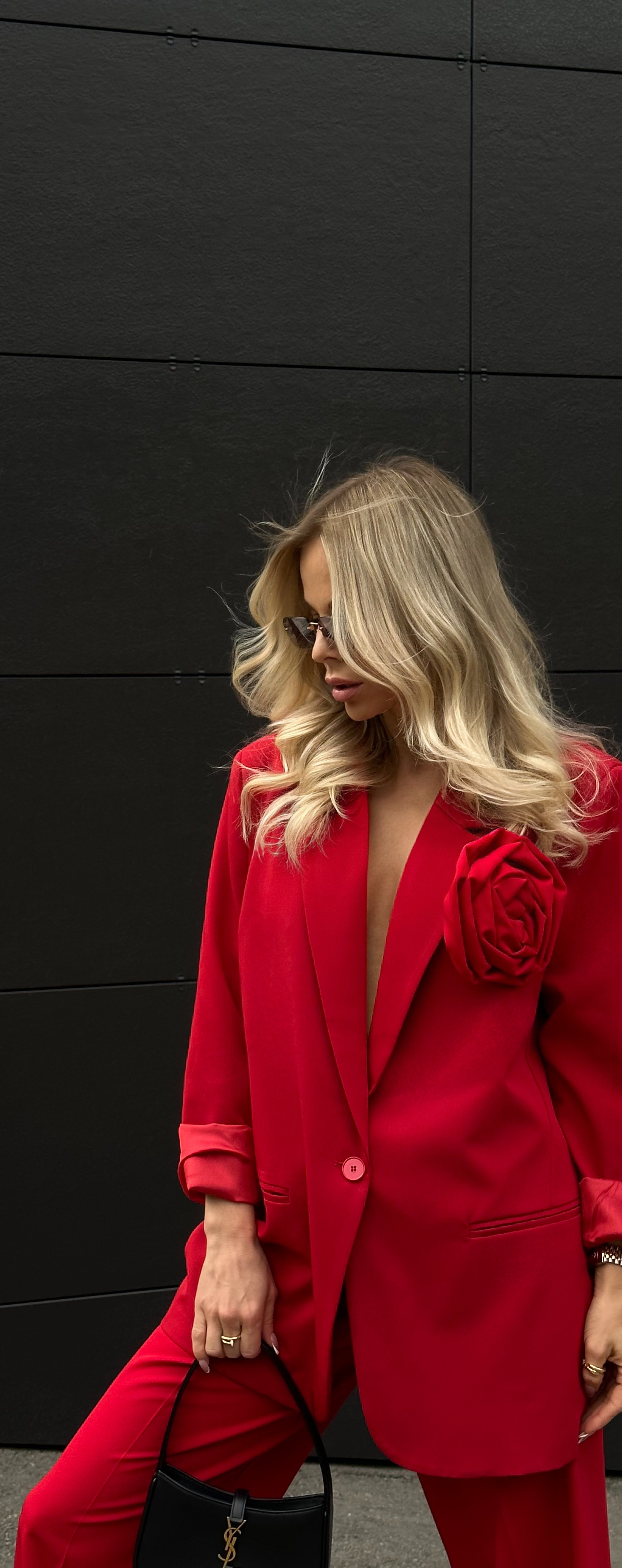 Пиджак с ярким акцентным цветком