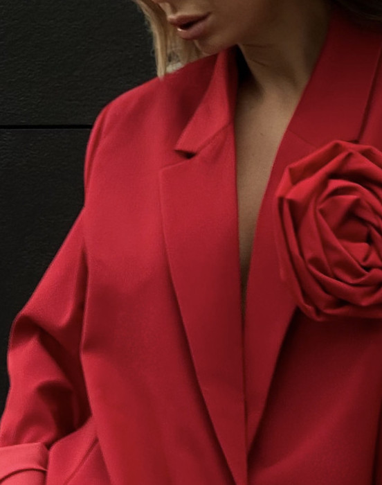 Пиджак с ярким акцентным цветком