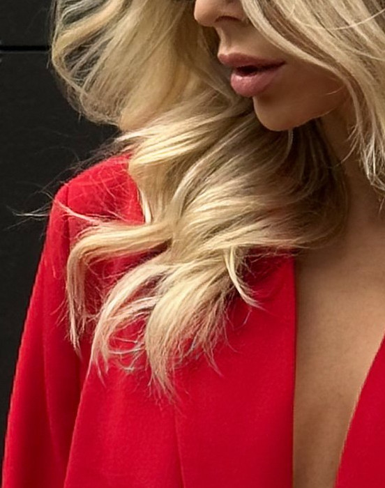 Пиджак с ярким акцентным цветком