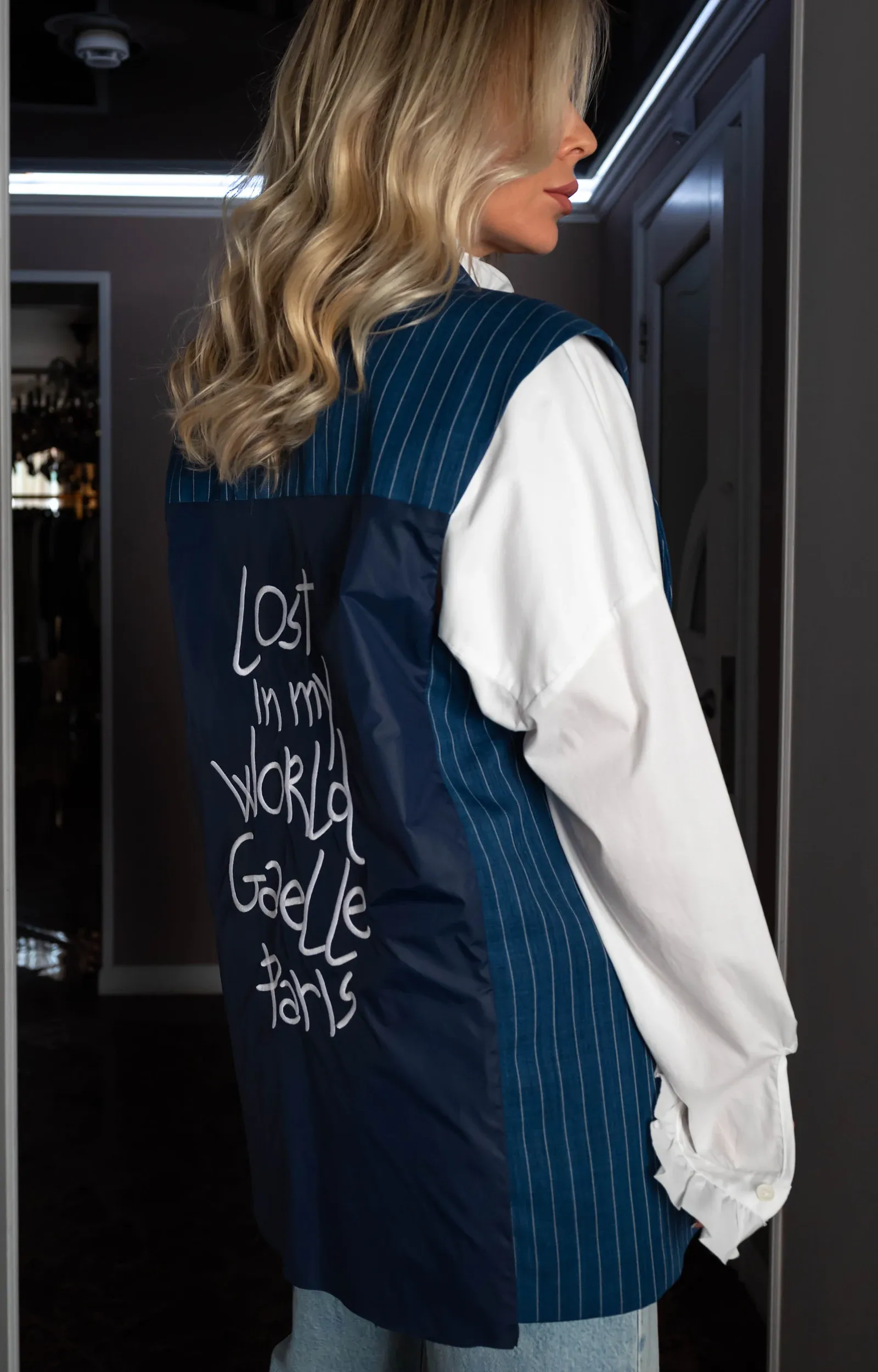 Стильный жилет с логотипом бренда