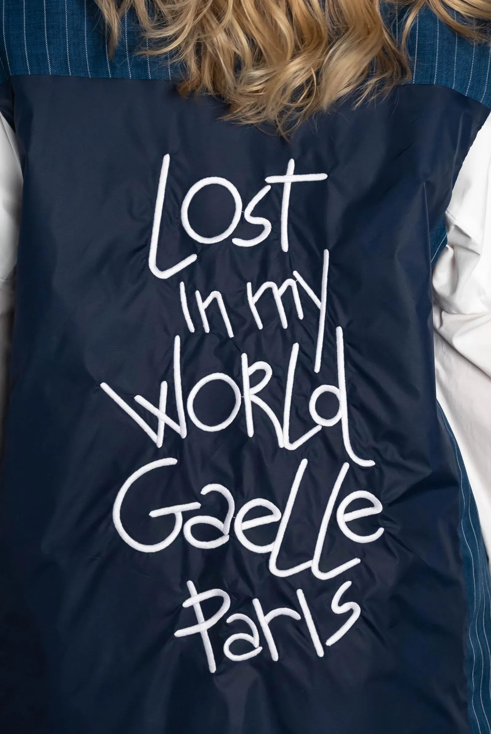 Стильный жилет с логотипом бренда