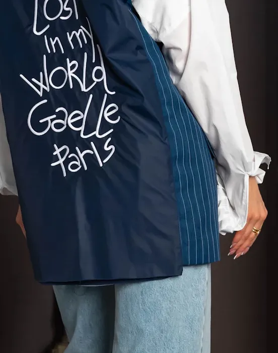 Стильный жилет с логотипом бренда