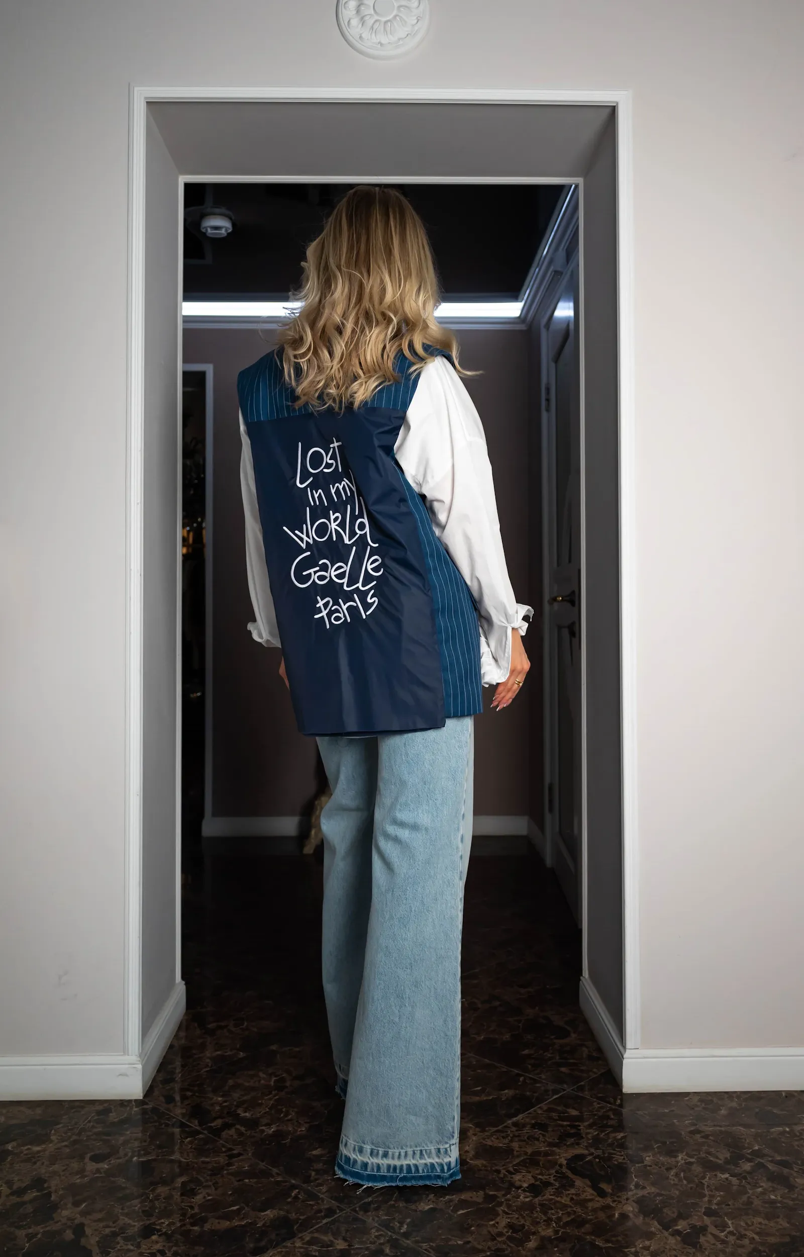 Стильный жилет с логотипом бренда