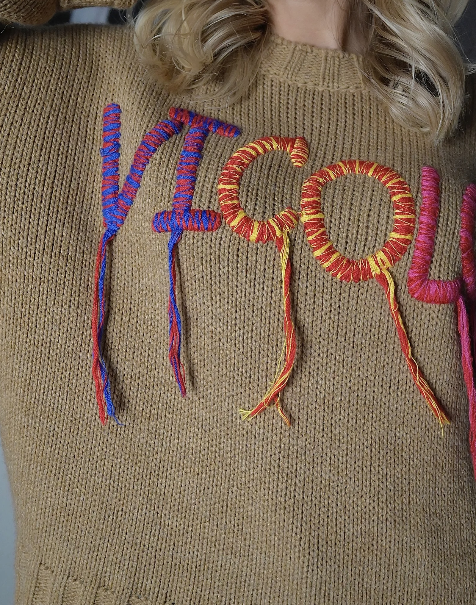 Джемпер с логотипом бренда