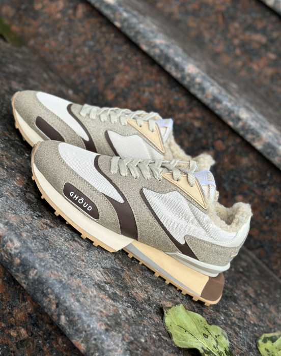 Акцентные кроссовки с глиттером и натуральным мехом овчины - фото - 5