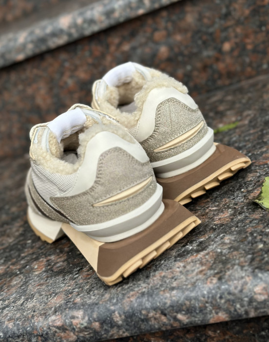 Акцентные кроссовки с глиттером и натуральным мехом овчины - фото - 2