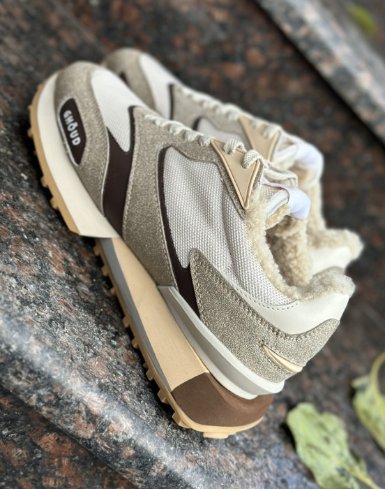 Акцентные кроссовки с глиттером и натуральным мехом овчины - фото - 1