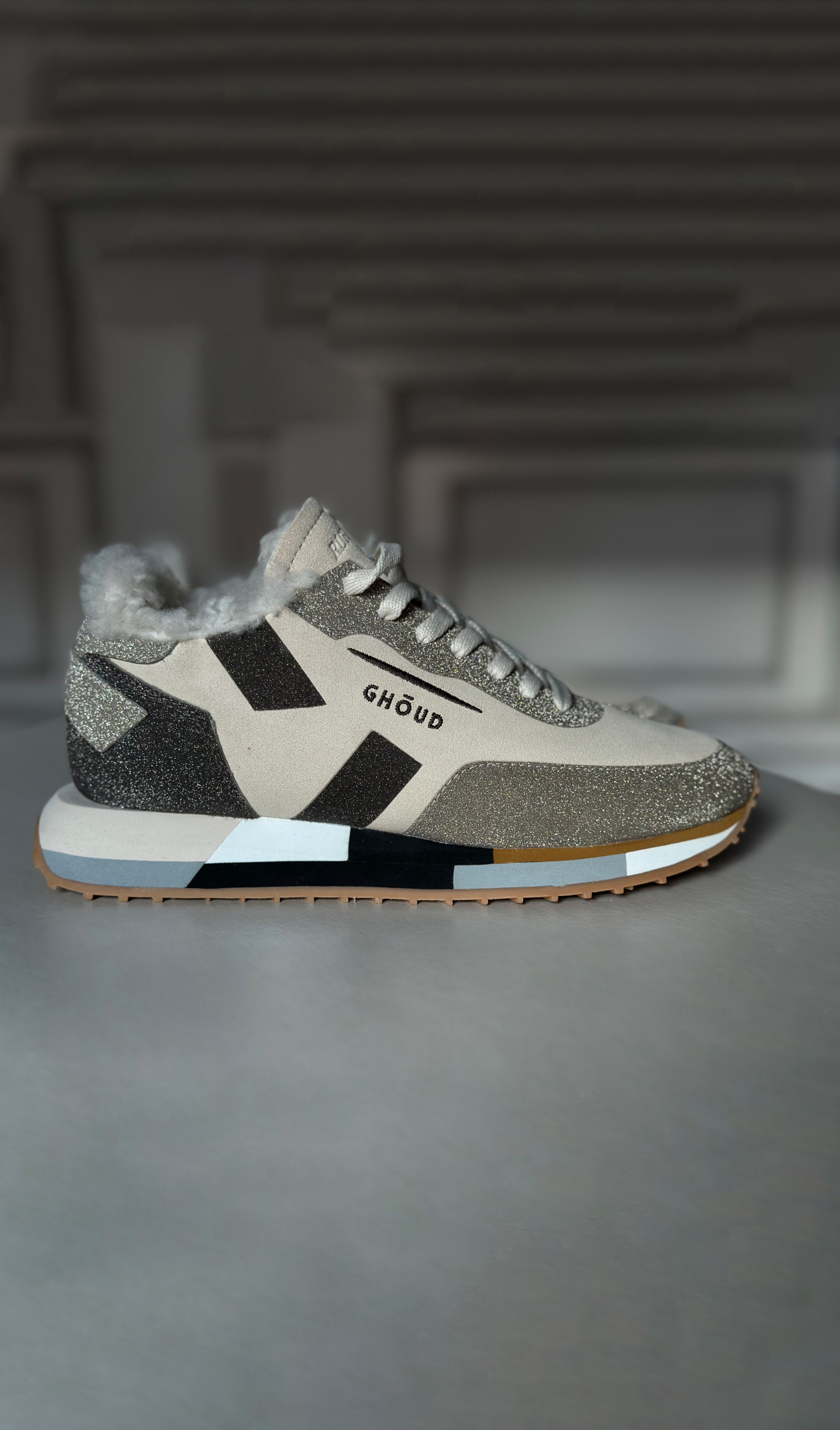 Кроссовки с мехом ягненка, исполнены в глиттере и замше