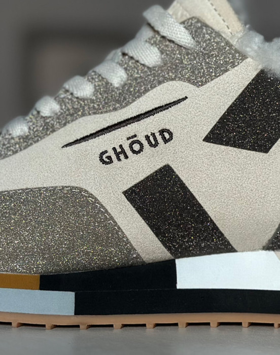 Кроссовки с мехом ягненка, исполнены в глиттере и замше