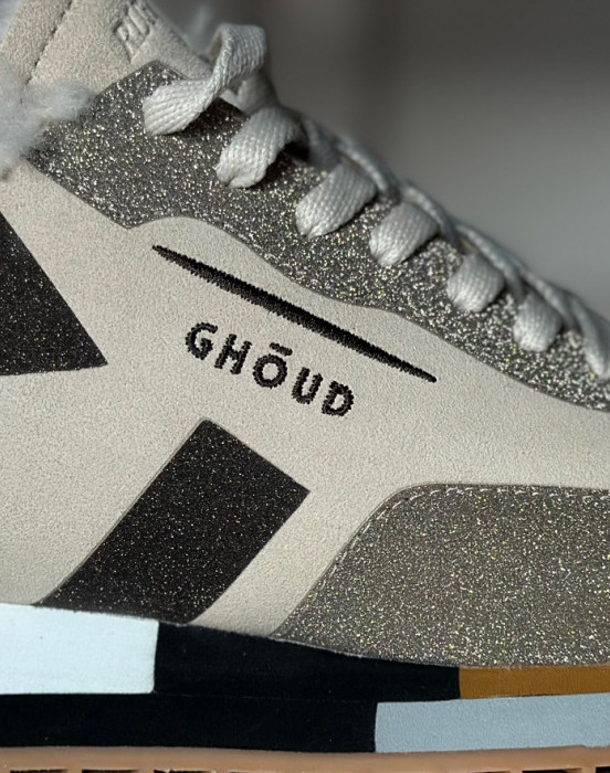 Кроссовки с мехом ягненка, исполнены в глиттере и замше