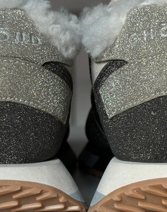 Кроссовки с мехом ягненка, исполнены в глиттере и замше