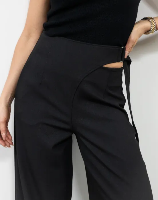 Брюки с вырезом в костюмной ткани - фото - 5