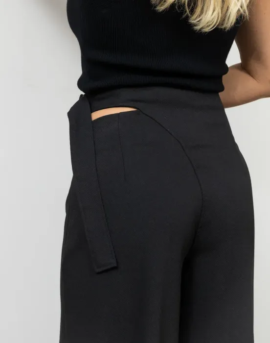 Брюки с вырезом в костюмной ткани - фото - 7